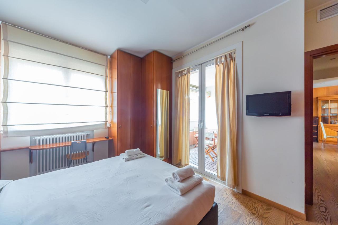 Cozy Apt - Corso Vercelli & Conciliazione M1 Milão Exterior foto